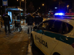 Muža na invalidnom vozíku v Košiciach brutálne napadli na zastávke MHD. Útočníci chceli peniaze aj cigarety