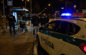 Muža na invalidnom vozíku v Košiciach brutálne napadli na zastávke MHD. Útočníci chceli peniaze aj cigarety