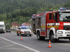 Vážna nehoda pri Dolnom Kubíne ochromila dopravu. Po zrážke nákladného auta s osobným vozidlom zasahovali všetky záchranné zložky