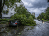 Prudká búrka udrela na Bratislavu. Strecha zranila ľudí, strom spadol na auto s dieťaťom